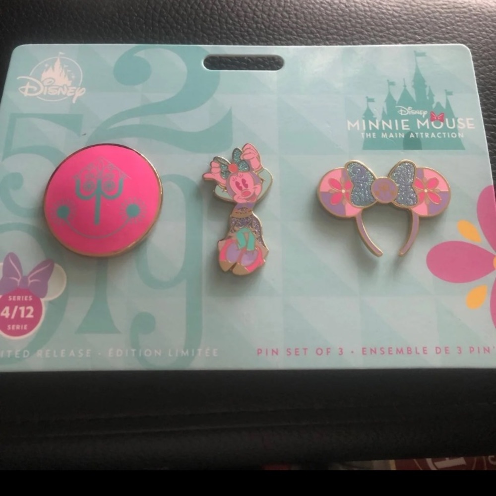 Minnie Mouse main attraction pins